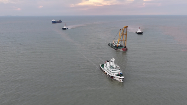 伯乐配资 落水集装箱快速搜寻定位、无人机抛投智能救生圈，上海洋山港举行搜救演练